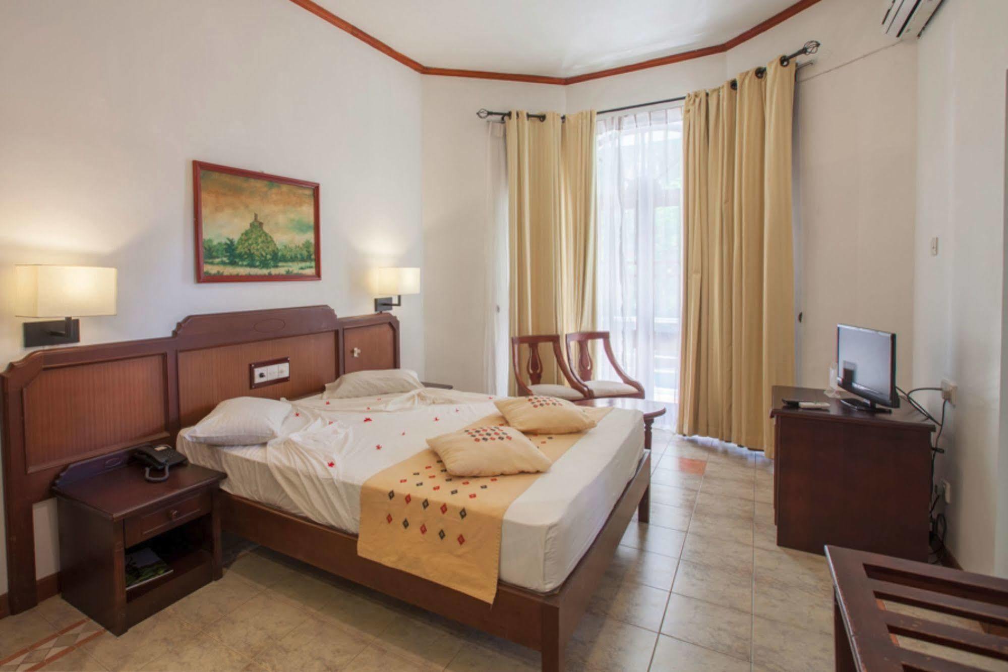 Senani Hotel Канді Екстер'єр фото