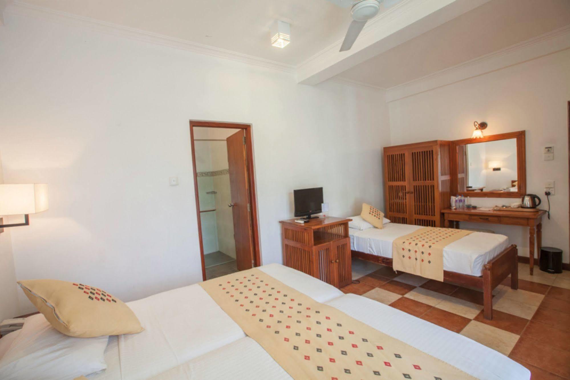 Senani Hotel Канді Екстер'єр фото