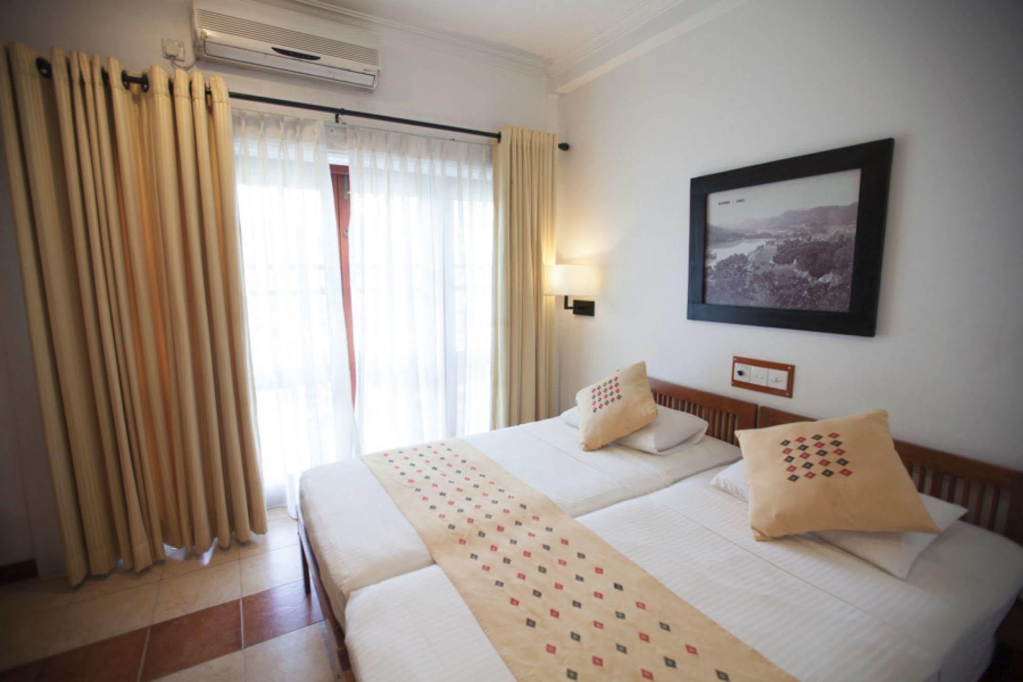 Senani Hotel Канді Екстер'єр фото